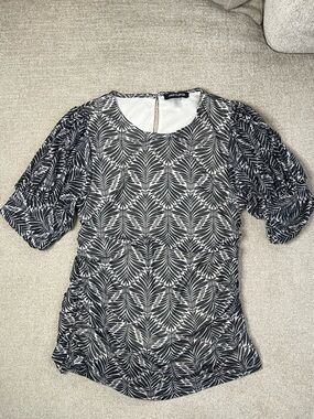 Cable & Gauge Black and White Leaf-Print Puff Sleeve Top